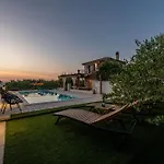 Noa Zadarvillas *