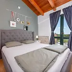 Noa Zadarvillas *