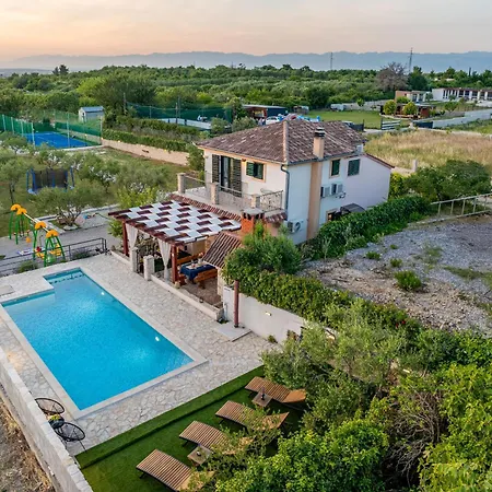 Noa Zadarvillas *