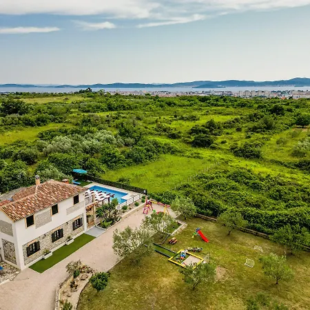 Noa Zadarvillas *